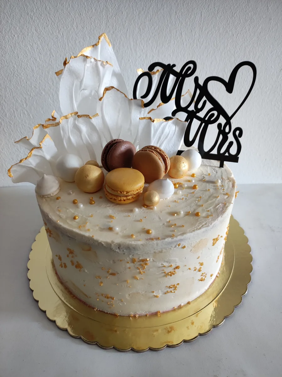 Tarta de comunión personalizada con flores blancas de Pasteles Kerrico en Barcelona